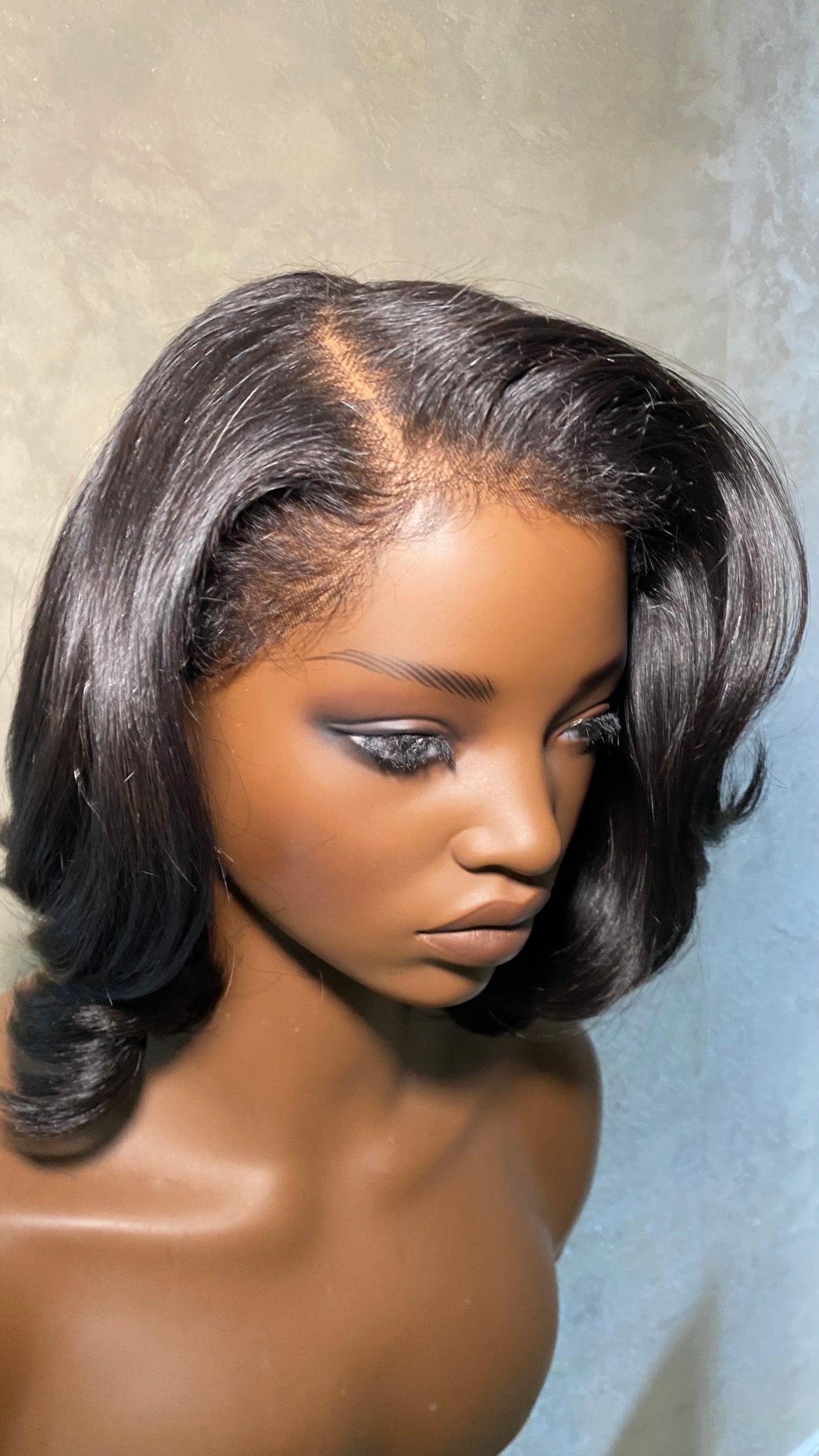 Lori side closure bob